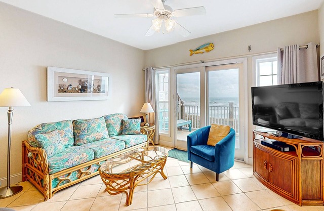 Bright and lovely condo with ocean views from balcony - access to pool/hot tub