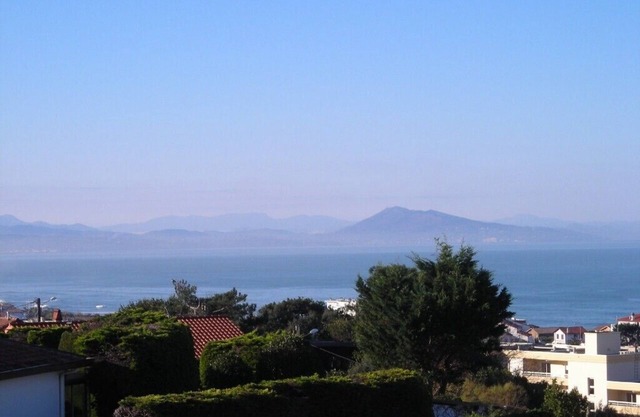 Bright and modern 4-Star 4-bedroom condo in peaceful oceanside neighborhood