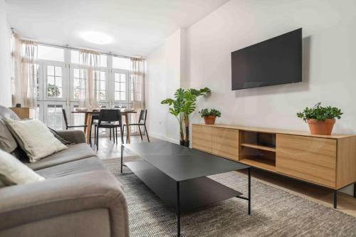 Bright and modern apartment by REMS