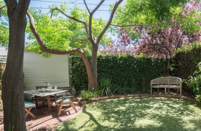 Bright and spacious home w/garden and spa bath