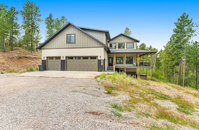 Bright and spacious home in the Black Hills w/decks, private hot tub