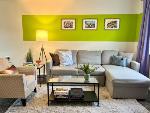 Bright, artsy 3BR home with parking & long term stay