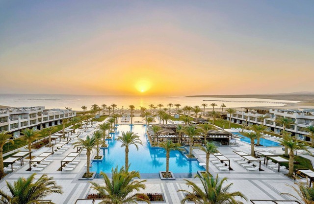 Bright Beachside Room Perfect for Relaxing Escape - with Private Beach Access