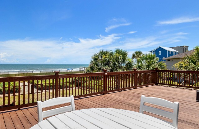 Bright & Charming Ocean View Cabin on 16th block in a Quiet Beach Area