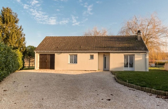Bright Cottage in the Heart of Monts de Gy