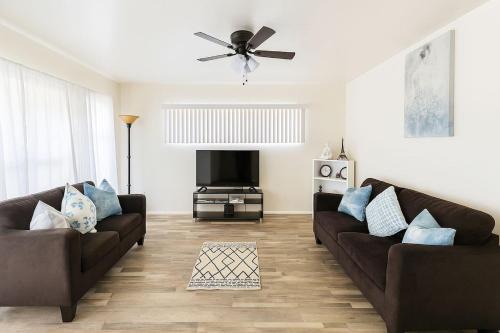 Bright & Cozy Modern Space Near Downtown