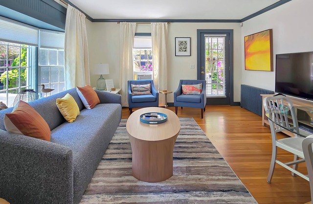 Bright East End 3BD-A/C, Parking, Exclusive Use Patio & Porch, Close to Commercial