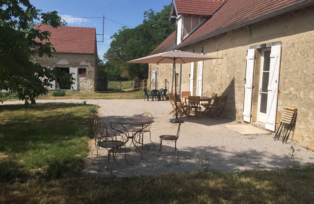 Bright family cottage with shared pool in the countryside