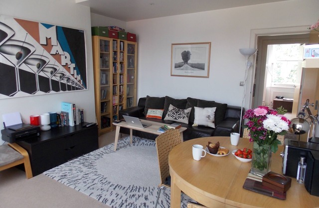 Bright flat close to Kentish Town station. Fully equipped Quiet rd off high st