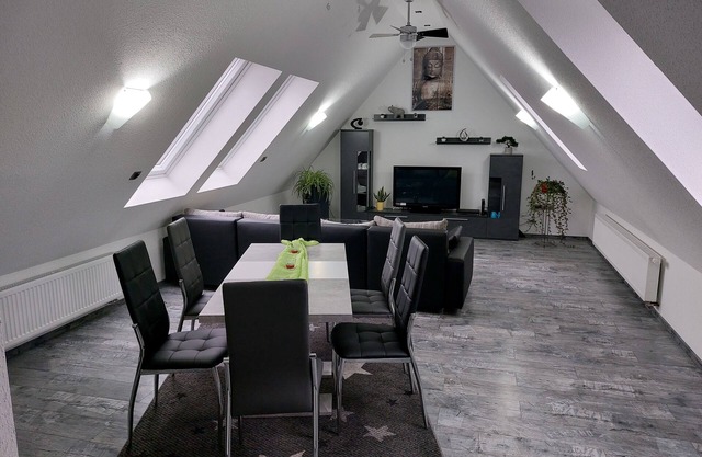 Bright modern 110sqm apartment, incl. WLAN and parking, up to 6 persons,