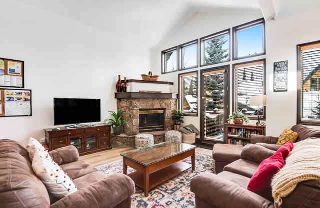 Bright mountain home with hot tub & fireplace, close to skiing & downtown