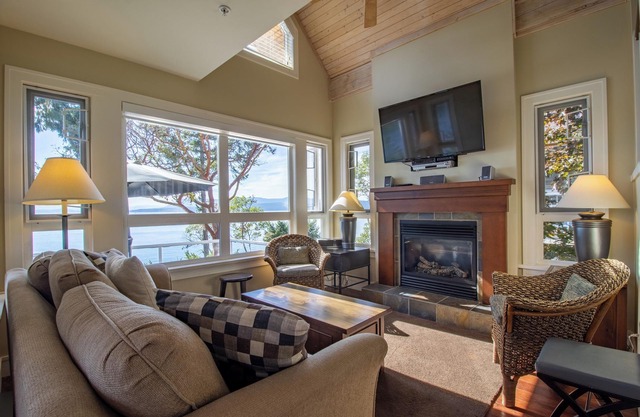 Bright Ocean View Cottage on Pender Island!