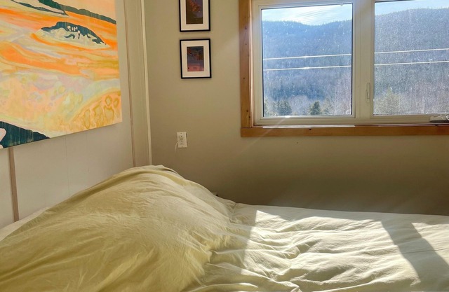 Bright, peaceful and comfortable cabin, 10 mins from Baie Saint-Paul!