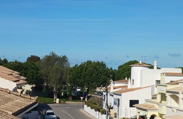 Bright, quiet apartment. Close to town center and beaches.