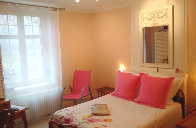 Bright room with common areas and tennis court in Aydoilles