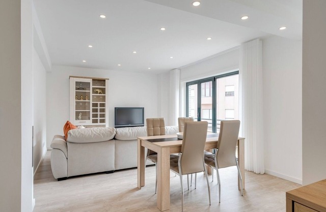 Bright Seaside Flat by Host Wise