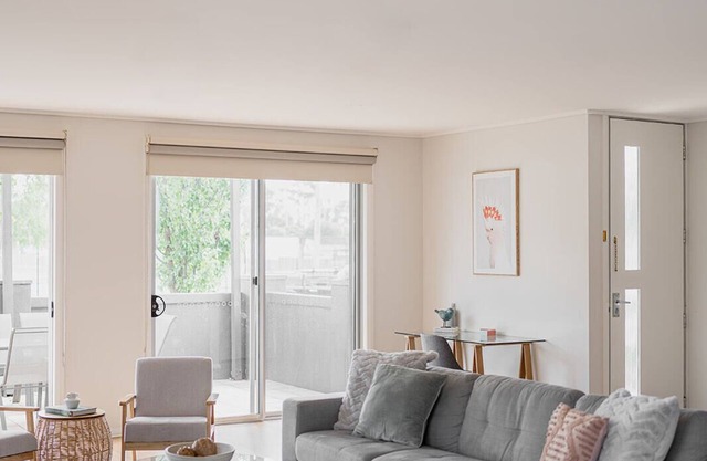 Bright & spacious 3 br townhouse prime CBD location