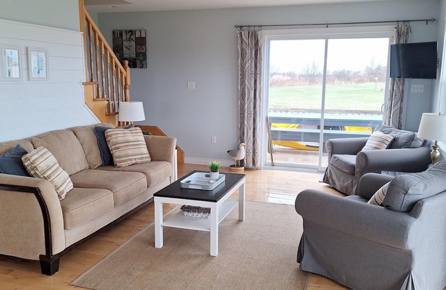 Bright & Spacious 4 + 1 Bedroom Beach House - 10 Minutes from Cavendish.