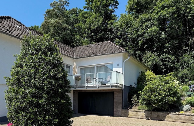 Bright, spacious vacation apartment on the edge of the forest; quiet; great view; close to the town center