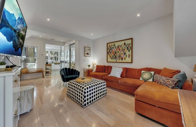 Bright & stylish 2BR/1.5BA unit with king & queen beds, 2 chic bathrooms, an open chef's kitchen, cozy living space, and a private screened-in patio. Located just 0.5 mi from Piedmont Park. Walkable, modern, and perfect for couples or professionals.