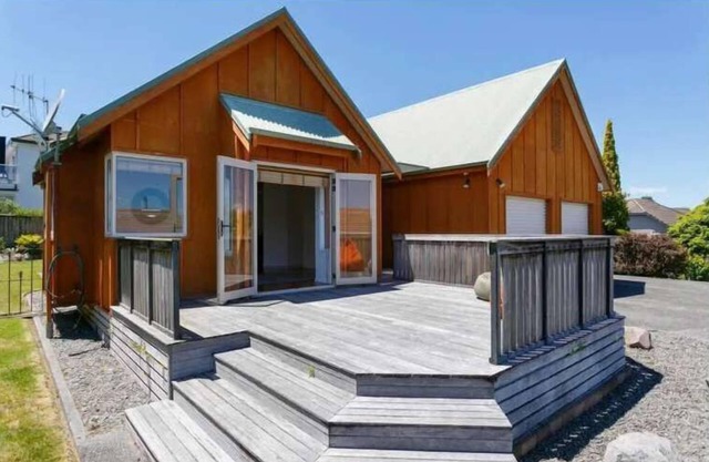 Bright, Sunny Retreat – Walk to Lake & Town!