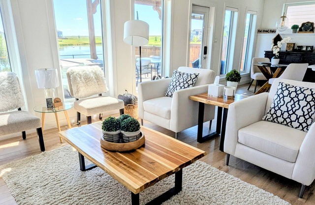 Bright Walk-Out Suite - Kitchenette & Amazing View