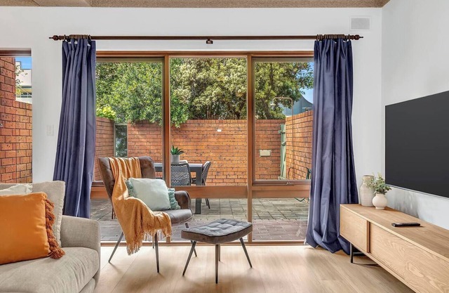 Brightly Beachside Where Jetty Rd meets the Ocean