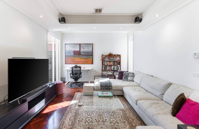 Brighton Chic: 2BR Townhouse Near Beach & Train