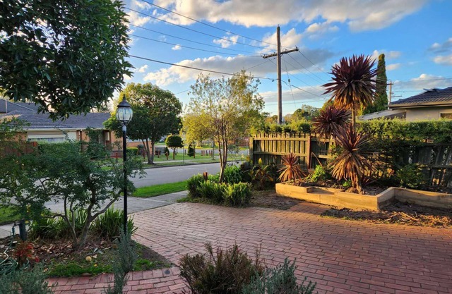 Brilliant family house 5 min drive to Frankston beach and golf course