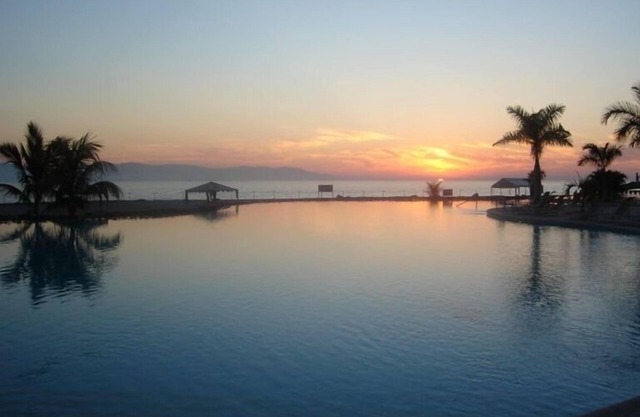 Brilliant views! Oceanfront - Bay View Grand Luxury Condo