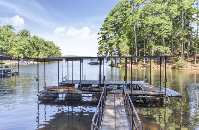 BRING THE BOAT! 4/4 Home on Lake Hartwell, private Dock included and HOT TUB!