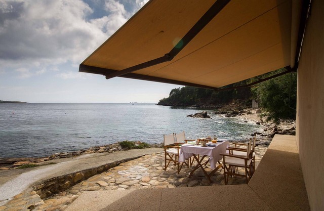 Brisa Ezaro house on the seafront