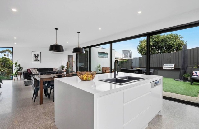 Britannia at Bellerive Stroll to Marina and Beach