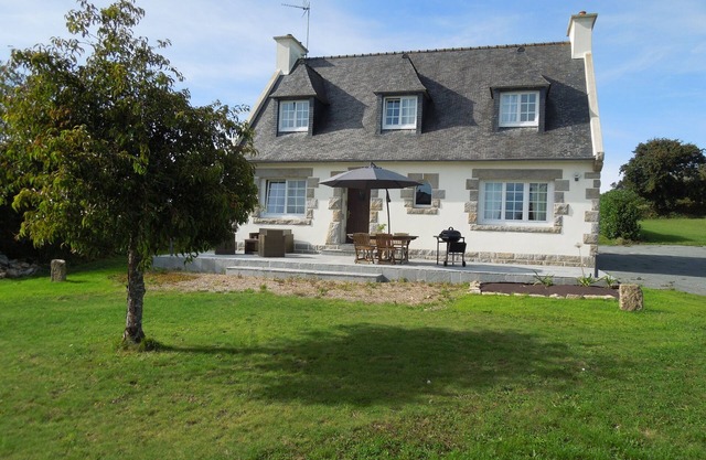 Brittany house nestled in lush greenery 2.5km from the sea for 2 to 8 people