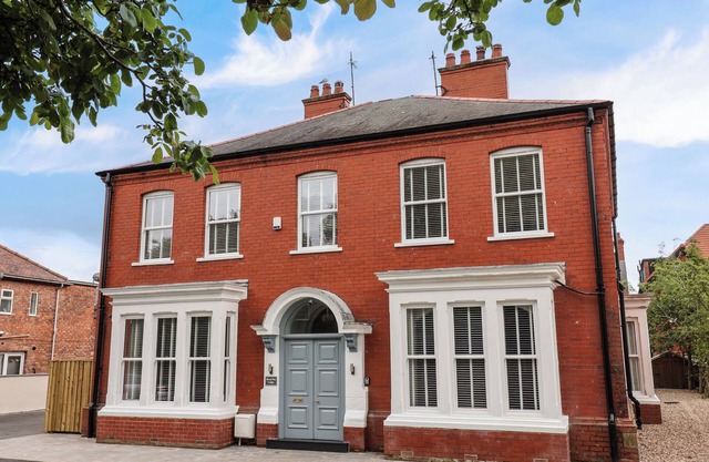 BROAD BAY LODGE, family friendly, with hot tub in Bridlington