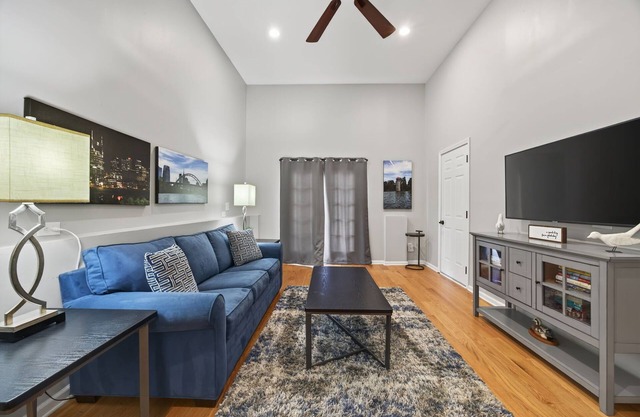 Broadway Family Getaway|3BR|River Views + Fire Pit