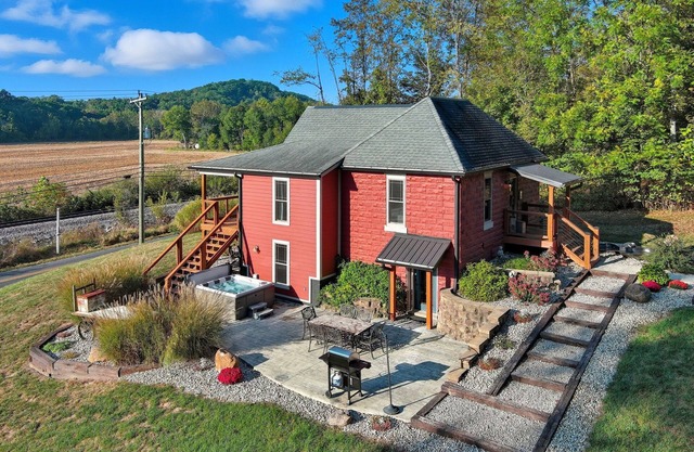 Brown Co, Hot Tub, King Bed, Sleeps 10, Bumper Pool, 5 Smart TVs Firepit, Grill