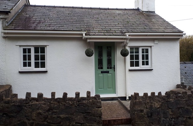 BRYN BACH, pet friendly, character holiday cottage in Pentraeth