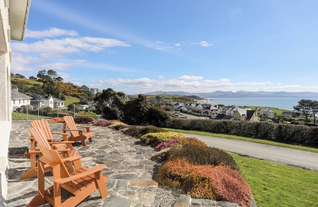 BRYN DERYN, family friendly, luxury holiday cottage in Criccieth