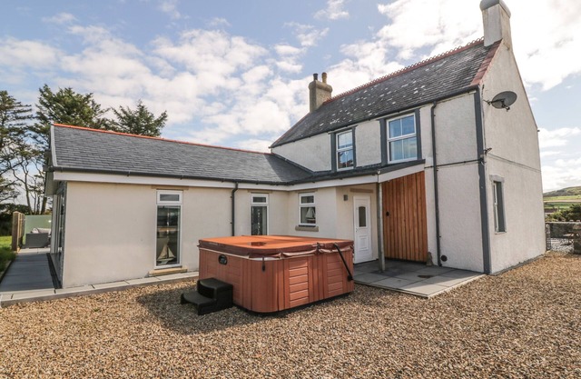 BRYN FFYNNON, pet friendly, character holiday cottage in Aberdaron