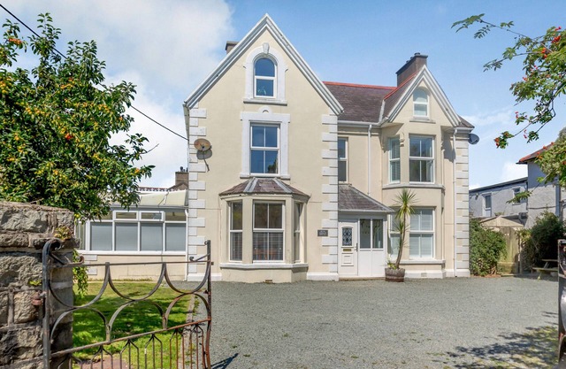 BRYN RHOSYN, pet friendly, country holiday cottage in Nefyn