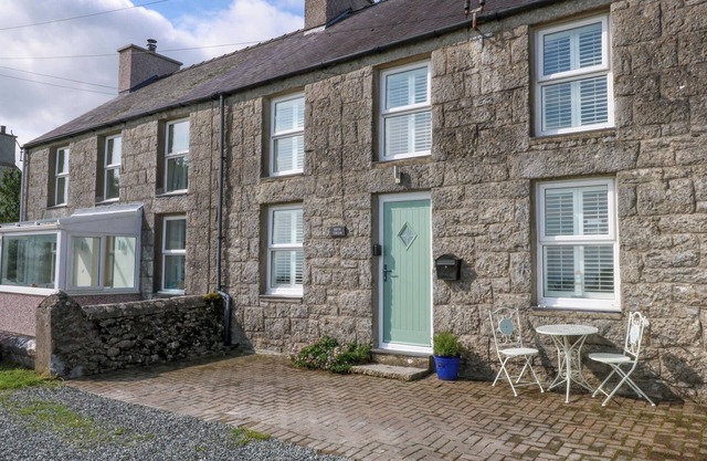 BRYN TIRION, pet friendly, country holiday cottage in Moelfre