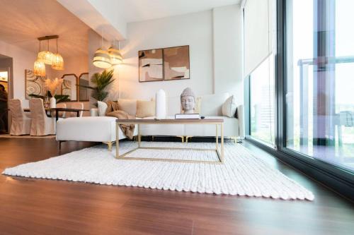 Buckhead High-Rise Retreat with Pool & Balcony