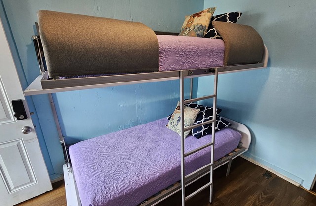 Budget Downtown Studio C with Dedicated Queen Bed, AC, WIFI & 4 free Streamers!