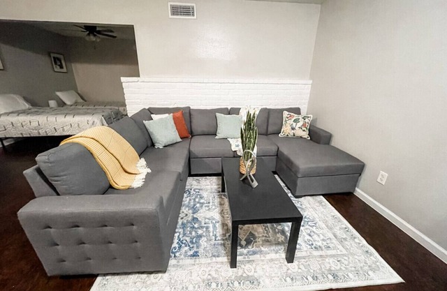 Budget Stay - Minutes to Dining, Beach & Downtown