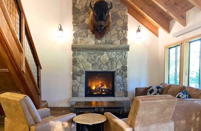 Buffalo Cabin -charming Alpine retreat w/king bed