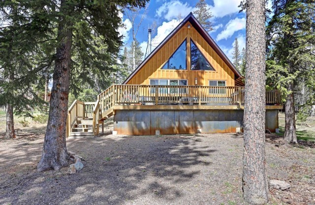 Buffalo Loft – Hot tub, wraparound deck & cozy Black Hills getaway!
