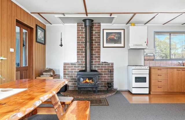 Bull’s Tavern Cabin – Cozy Lakeside Escape in Miena, Tasmania