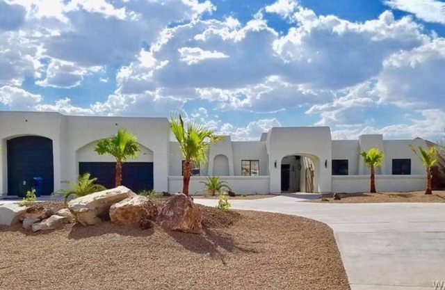 Bullhead oasis! Enjoy putt putt, view, pool & heated spa!