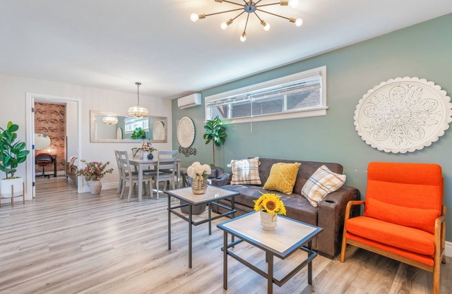 Bungalow in Quiet, Safe Neighborhood King-Bed Near Downtown LA and OT Pasadena !